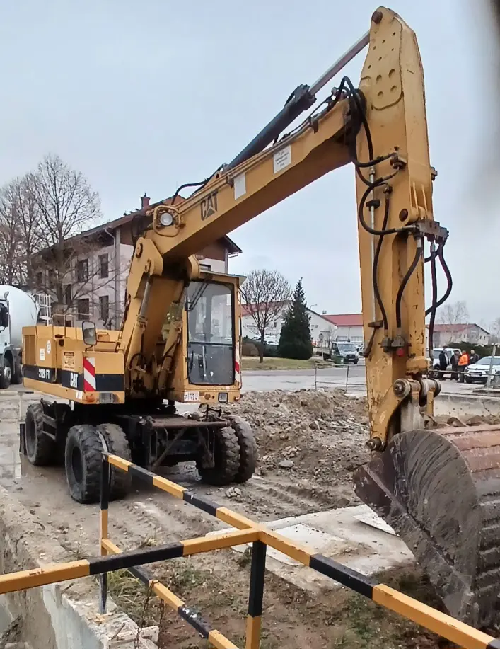 Gumikerekes kotró 17 tonnás